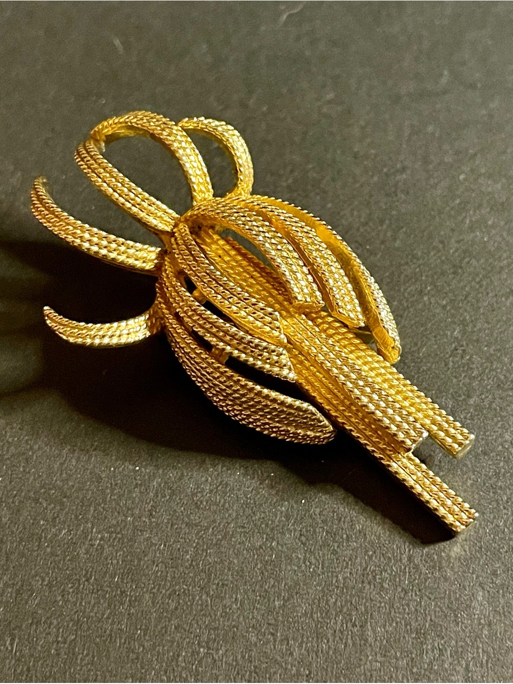 Ledo 1963 Gold Tone Metal Flower Design Brooch